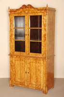 Aufsatzschrank, mitteldeutsch/Sachsen, um 1850/60, Korpus Weichholz, Bergahornfurnier gespiegelt verlegt, TÜr und Fensterausschnitt mit ...