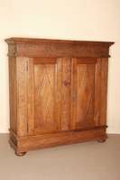 2-tÜriger Kleiderschrank, Niederrhein, um 1820/30, Eiche massiv, Front auf Rahmen gearbeitet, Front mit Flachschnitzereien aus dem Vollholz, ...