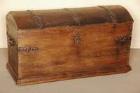 Buckel- bzw. Reisetruhe, deutsch, um 1800, Eiche massiv, original schmiedeeiserne BeschlÄge und Griffe, Fußleiste in der Zeit erneuert, Alters- ...