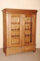 2-tÜriger SpÄtbiedermeierschrank, sÜddeutsch, um 1830, Weichholz und Eiche massiv, abgerundete Ecken, Kopf in sich 5-fach geteppt , doppelte ...