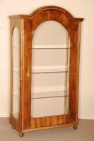 Vitrinenschrank, mitteldeutsch, um 1860, Korpus Weichholz, Wurzelnußfurnier gespiegelt verlegt, Kopf gewÖlbt, einfach gerillt, abgerundete ...