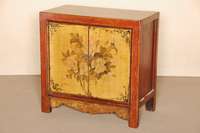 Halbschrank, Asien, um 1920, Ulme massiv, 2 -tÜrig, neu gefaßt, Bemalung z.T. alt, vorstellend Blumenbouquet, Zarge mit Bandelwerk, restauriert, ...