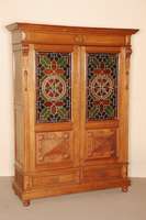Schrank, Belgien, um 1880, Eiche massiv, Lisenen gerillt, auf KugelfÜßen, 2-schÜbig, TÜren im Unterteil mit prismenfÖrmigen FÜllungen, oben ...