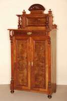 Vertiko mit Aufsatz, deutsch, um 1880, Korpus Weichholz, Nußbaum furniert, z.T. Wurzelnußfurnier, auf KugelfÜßen, Lisenen gerillt, auslaufend ...