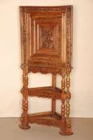 Eckschrank, England, datiert 1720, Eiche und Lindenholz, auf gedrechselten Stollenbeinen, Gebrauchsspuren, schwundrissig, Reste alten Wurmbefalls, ...