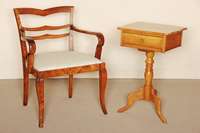 NÄhtisch, deutsch, um 1860, Louis-Philipp, Kirschbaum massiv, auf gedrechselten SÄulenfÜßen, 3-fach ausladend, Platte leicht gebogen und ...