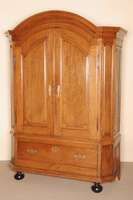 Barockschrank, deutsch, um1760, Eiche massiv , RÜckwand Weichholz, auf KugelfÜßen, diese wohl spÄter, große Schublade, abgeschrÄgte Ecken, ...