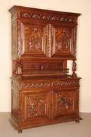Aufsatzschrank, Frankreich/Bretagne, um 1870 , Kastanienholz massiv, auf KugelfÜßen, TÜrfÜllungen oben und unten geschnitzt mit ...