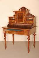Damenschreibtisch mit Aufsatz, deutsch, um 1880, GrÜnderzeit, Korpus Weichholz, Nußbaum furniert, auf 4 gedrechselten Beinen, unter der ...