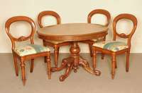 Tisch und 4 StÜhle, England, um 1860, Louis -Philippe, Mahagoni massiv, Tisch auf balusterfÖrmigem Fuß, 4-fach ausladend, Zarge furniert, ...
