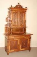 Aufsatzbuffet, deutsch, um 1880, GrÜnderzeit , Korpus Weichholz, Nußbaumfurnier, auf KugelfÜßen, Lisenen in Voluten auslaufend, TÜrfÜllungen ...