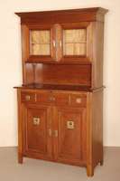 Aufsatzbuffet, deutsch, um 1920, ArtDeco, Designentwurf, Korpus Weichholz, Nußbaum furniert, TÜrfÜllungen pyramidenfÖrmig furniert, in der ...