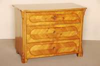 Kommode, deutsch, um 1850, Biedermeier, Korpus Weichholz, Kirschbaum furniert, gespiegelt verlegt, abgeschrÄgte kannelierte Ecken, auslaufend in ...