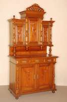 Aufsatzbuffet, deutsch, um 1890, Jugendstil, Eiche massiv, gerader Korpus mit vorgesetzten VollsÄulen, 2-tÜriges Unterteil mit 3 Schubladen, ...