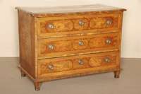 3-schÜbige Kommode, Pfalz, um 1770/80, Korpus Weichholz und Eiche, allseitig dickes SÄgefurnier, Platte mit Bandelwerk in Pflaume, Kirschbaum-, ...