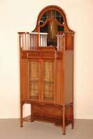 Aufsatzvitrine, sÜddeutsch, um 1902/04, reiner Jugendstil, Korpus Weichholz und Buche, Ahornfurnier, in der Vertikalen 5-facher Aufbau mit ...