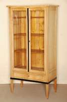 Sammlervitrine, deutsch/MÜnchen, um 1904/06, SalonmÖbel, sogenanntes 2. Biedermeier, Korpus Weichholz/Hartholz, Kirschbaum, z.T. dickes Furnier, ...