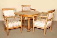 SalonmÖbel, deutsch/MÜnchen, um 1906/08, runder Tisch, Korpus Weichholz, dickes Kirschbaumfurnier gespiegelt verlegt, hervorragende ...