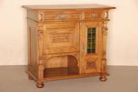 Anrichte bzw. Halbschrank, deutsch, um 1880, Eiche massiv, z.T. furniert, auf KugelfÜßen, Lisenen geschuppt und gerillt, seitlich konisch ...
