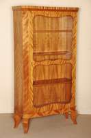 BÜcherschrank, deutsch, um 1920, ArtDeco, 1 -tÜrig, Korpus Weichholz, Birkefurnier, Kopf mit abschließendem Makasarfries, leicht beschÄdigt, ...