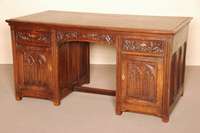 Schreibtisch, deutsch, um 1900, Eiche z.T. massiv, Eichefurnier, Lisenen profiliert, TÜrfÜllungen in gothischer Form, Schubladenfront mit ...