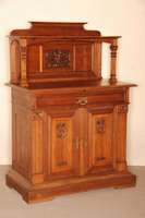Anrichte mit Aufsatz, deutsch, um 1890, Jugendstil, Korpus Weichholz/Eiche, Nußbaum furniert, auf schwerem Sockel, Lisenen grillt, TÜrfÜllungen ...