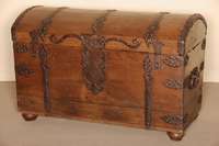 Schloßtruhe, sÜddeutsch, um 1780, Eiche massiv, eiserne handgetriebene BeschlÄge aus der Zeit, original Vernagelung, Schloß und Griffe ...