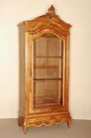 Vitrinenschrank, Frankreich, um 1870, Rokokostil, Korpus Weichholz und Eiche massiv, Nußbaumfurnier, auf leicht gebogenen Beinen, unten ...