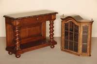 Wandvitrine, Holland, um 1880, im Barockstil von 1780, Korpus Weichholz/Hartholz, Wurzelnußfurnier, geschweiftes Oberteil, 1 -tÜrig, verglast ...