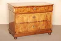 Kommode, Pfalz/Saarland, um 1850, 3-schÜbig, Korpus Weichholz, Nußbaum furniert, z.T. mit SÄgefurnier, auf KugelfÜßen, schwere Fußleiste, ...