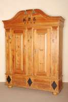 Barockschrank, deutsch, um 1760/80, Weichholz/Kiefer, Namensgravierung und Datierung spÄter, wohl als Brautschrank verschenkt, auf KugelfÜßen, ...