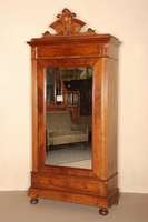 Garderobenschrank, deutsch, um 1890, Korpus Weichholz, Nußbaumfurnier, zum Teil Wurzelnuß, auf KugelfÜßen, unten Schublade mit gedrechselten ...