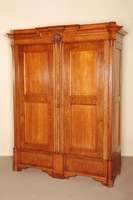 Schrank, deutsch, um 1860, Eiche massiv, unten 2 Schubladen, abgerundete Ecken, kassettierte TÜrfÜllung mit sparsamer Leistenverzierung, schwere ...