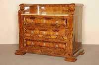 Prunkkommode, Schweiz, um 1720/30, Korpus Weichholz/Hartholz, Nußbaumwurzelfurnier, durchgehendes Furnierbild, sehr lebendig, Lisenen mit ...