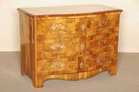 Barockkommode, Umgebung Bamberg, 18. Jhd., Nußbaum massiv, Nußbaum furniert, allseitige Marketeriearbeiten aus verschiedenen EdelhÖlzern, ...