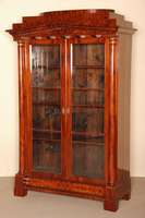 BÜcherschrank, deutsch, um 1820, Biedermeier , Korpus Weichholz, Mahagoni furniert, gespiegelt verlegt, Bodenschublade im Sockel integriert, diese ...