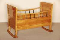 Wiege, deutsch, um 1810, Biedermeier, Esche massiv, seitlich mit gedrechselten StÄbchen, ohne Boden, hierfÜr lose Einlegebretter ergÄnzt, ...