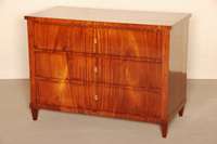 Kommode, deutsch, um 1810, Biedermeier, Korpus Weichholz, Mahagoni furniert, auf Spitzbeinen, 3-schÜbig mit durchlaufendem Furnierbild, ...