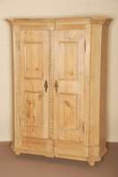 Spaltschrank, Schwaben bzw. Raum Bodensee, um 1830, Weichholz, Kopf und Fußteile original, abgeschrÄgte Ecken, original Lisenen, diese mit ...