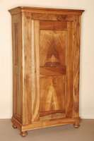 eintÜriger Biedermeierschrank, sÜddeutsch/Pfalz, um 1830/40, Nußbaum massiv, abgerundete Ecken, Kopf 4-fach getreppt, Fußleiste erneuert, ...