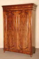 hochbÜrgerlicher Kleiderschrank, deutsch, um 1870, GrÜnderzeit, Korpus Weichholz, abgeschrÄgte Ecken, aufgesetzte Zierteile, 3-fach getreppt, ...