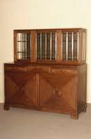 Buffetschrank, deutsch, um 1920, Korpus Weichholz, Eiche massiv, Eichefurnier, flache TÜren mit Einlegearbeiten, sehr streng gehalten, 3 ...