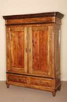 SpÄtbiedermeierschrank, westdeutsch, um 1840/50, z.T. Nußbaum und Eiche massiv, auf Rahmen gearbeitet, Inlets Kiefer massiv, auf Kirschbaum ...