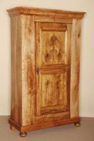 Spaltschrank, sÜddeutsch, um 1820/30, Nußbaum massiv, Front auf Rahmen, Wurzelnußfurnier doppelt gespiegelt verlegt, Ecken abgeflacht, Kopf ...