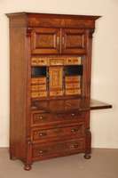 SchranksekretÄr, deutsch, um 1870/80, Korpus Weichholz, Wurzelnußfurnier, z.T. gespiegelt verlegt, Front z.T. auf Rahmen gearbeitet, ...