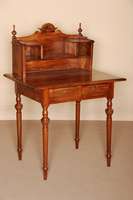 Damenschreibtisch, Tisch um 1900, unter Verwendung Älterer Teile, z.T. Nußbaum massiv, Platte um 1830/40, Aufsatzteil aus altem Holz gefertigt, ...
