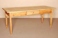 Tisch, nach dem Vorbild von 1830/40, SpÄtbiedermeier, bÄuerlich, Kiefer massiv, z.T. ausgewÄhltes Holz, integrierte Schublade, Zarge mit ...