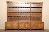 Vielzweck- bzw. BÜcherschrank, LÜtticher Barockstil der 60er Jahre, Eiche massiv, Eichefurnier, Mittelteil geschweift, Inlets vielfach ...