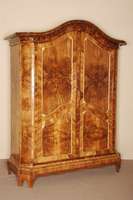Prunkkleiderschrank, Österreich/wohl Wien, um 1770, AdelsmÖbel, Korpus Weichholz, Wurzelnußfurnier doppelt bzw. 4-fach gespiegelt verlegt, Kopf ...