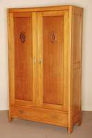 ZweitÜriger Schrank, 1. Drittel 20. Jhd., zum Teil beschnitzt mit Ornamenten des spÄten Jugendstils, mit Sockelschublade, Alters- und ...